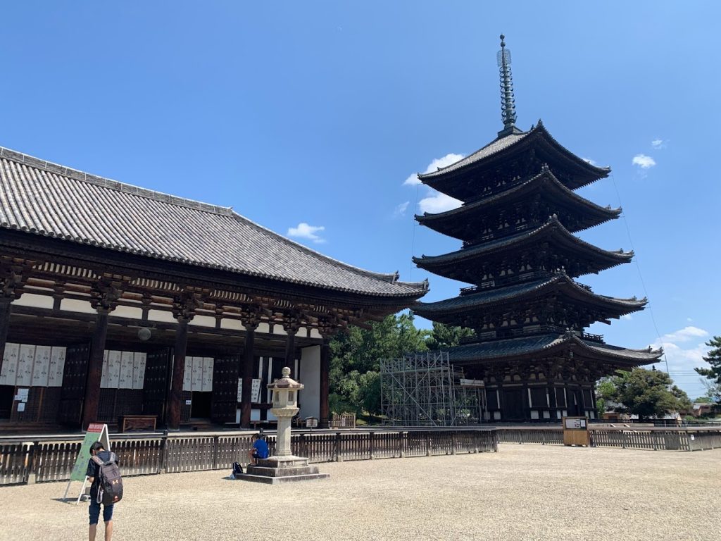 興福寺五重塔と工事用の足場の写真