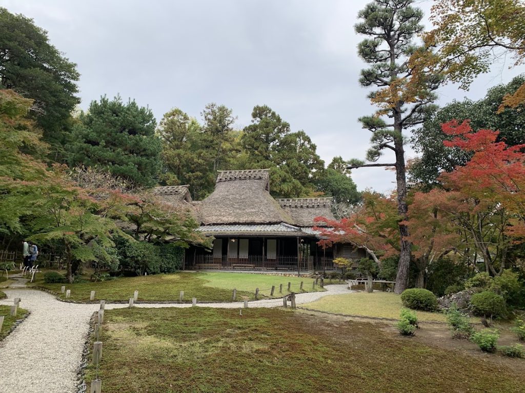 吉城園の日本家屋と苔の庭と紅葉の写真