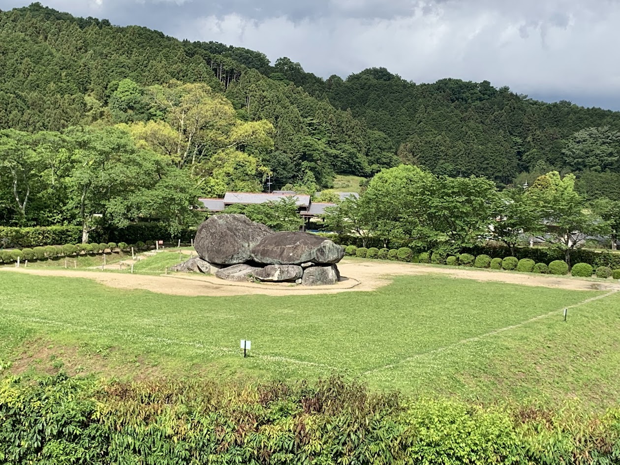 明日香の石舞台古墳と山の写真