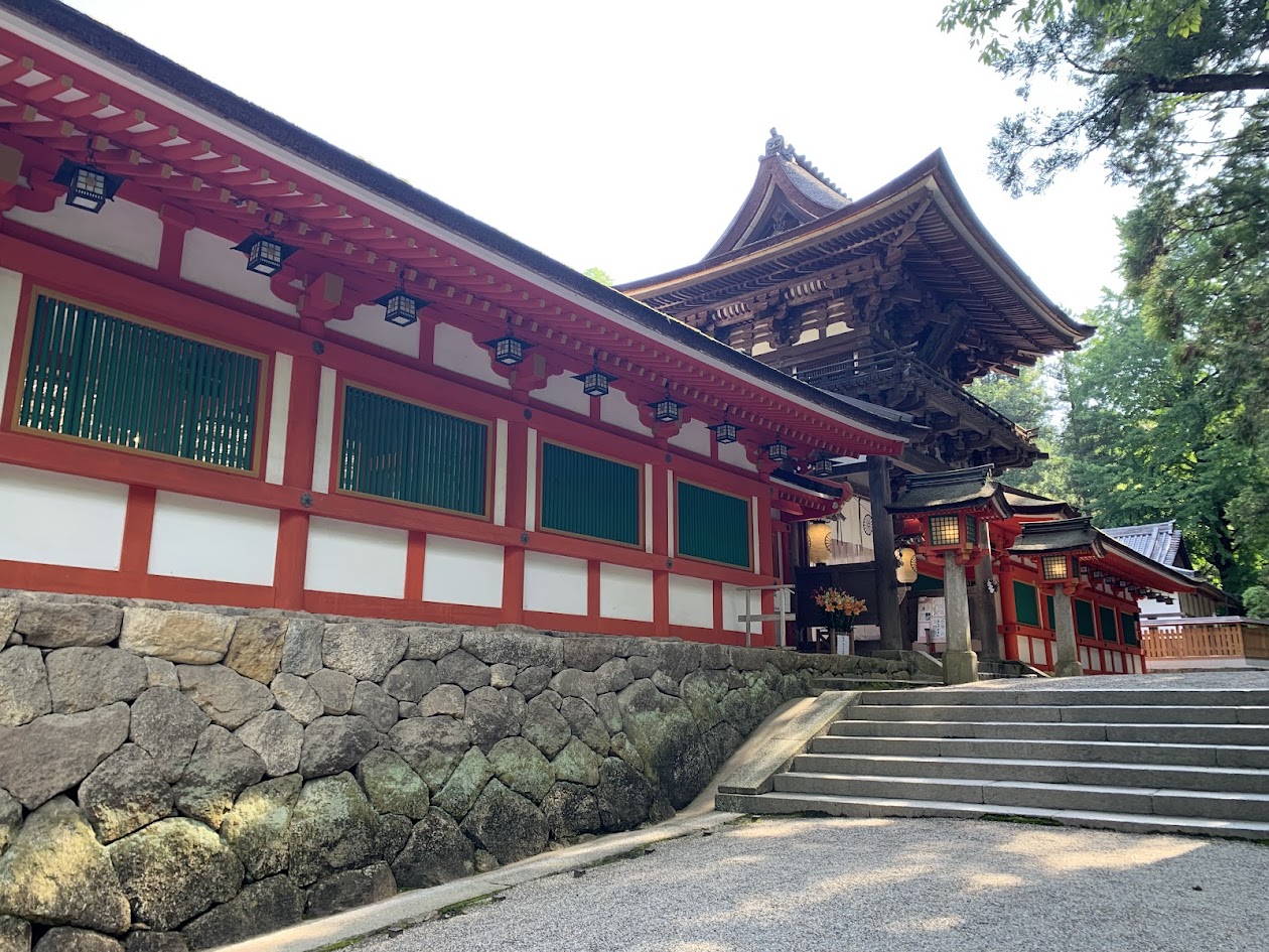 春日大社の入口と石段の写真