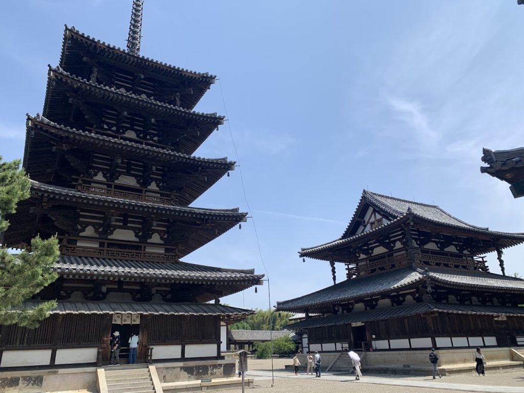 法隆寺の五重塔と本堂のきれいな写真