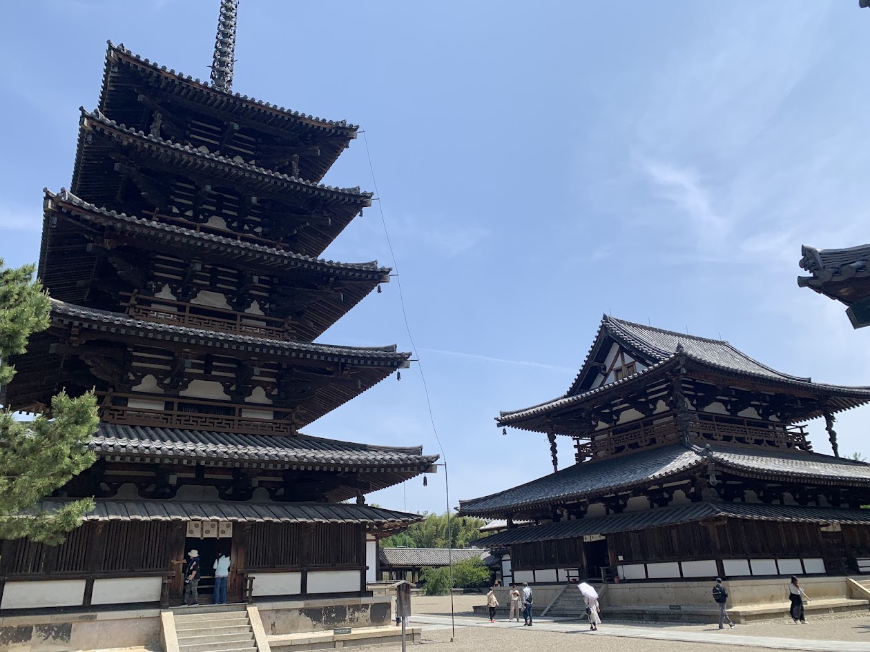 法隆寺の五重塔と本堂のきれいな写真