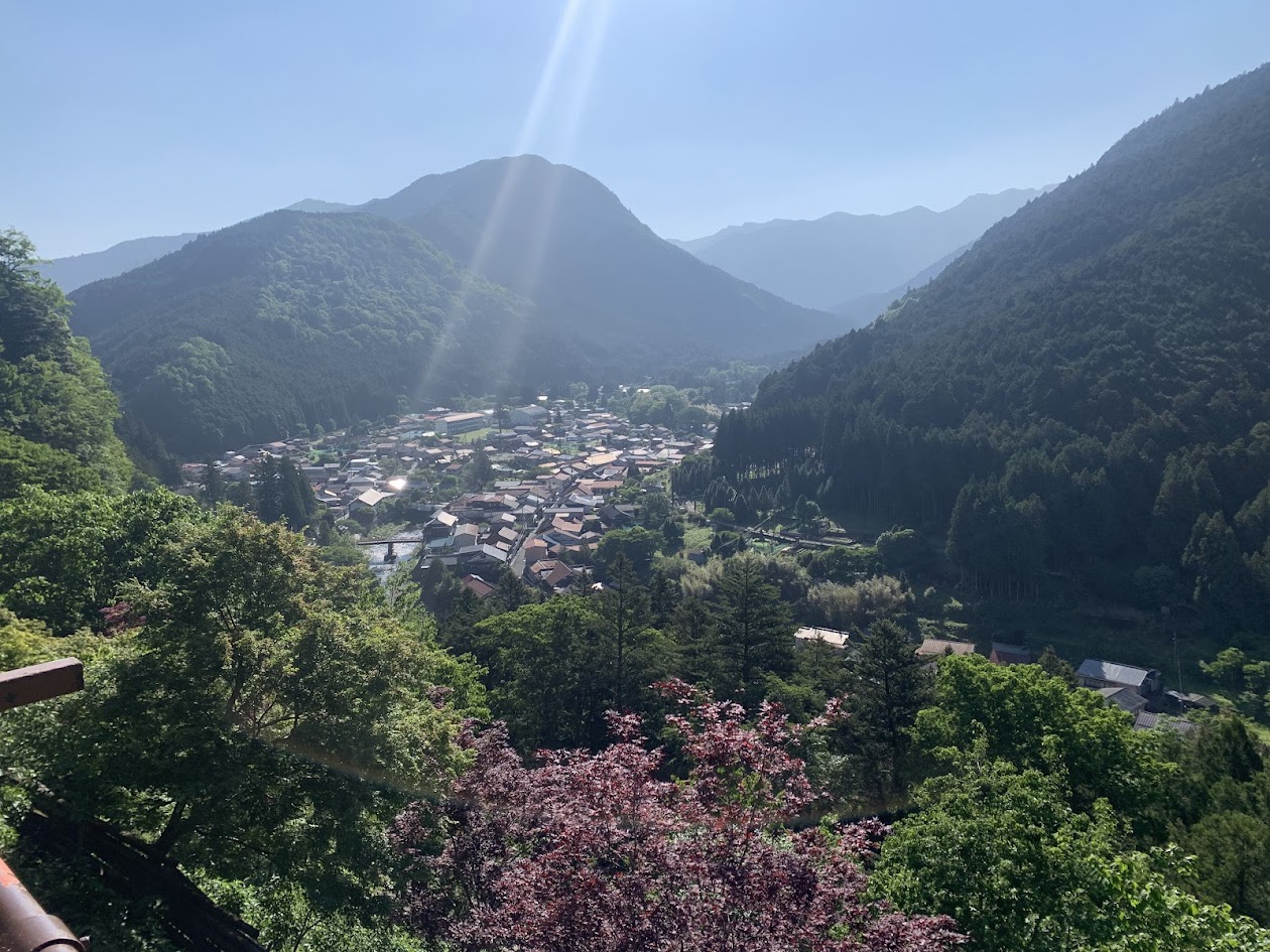 天川村洞川の面不動鍾乳洞近くから洞川を見た写真 Photo of Dorogawa as seen near the Menfudō Limestone Cave in Tenkawa Village.