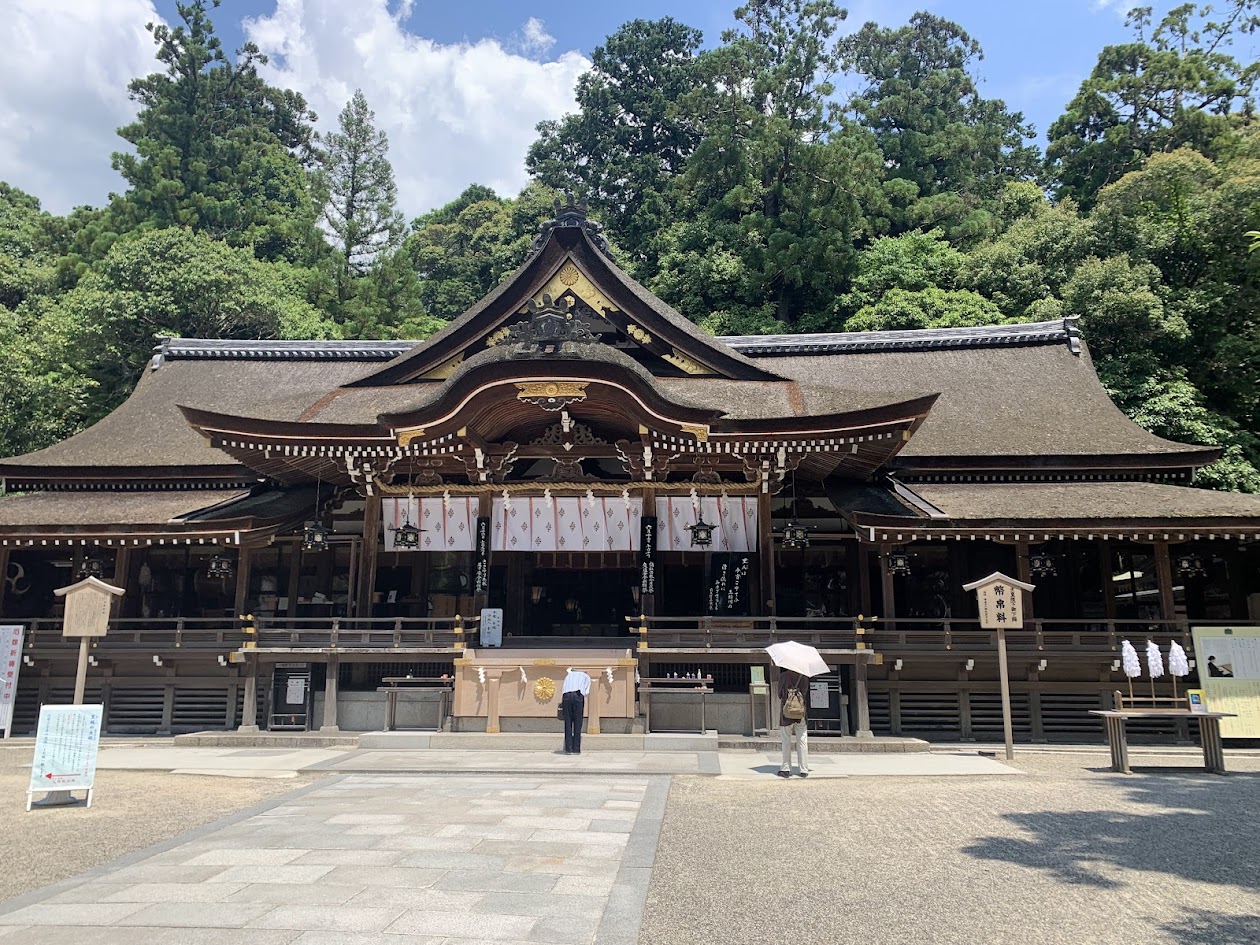 大神神社の拝殿と木々の写真