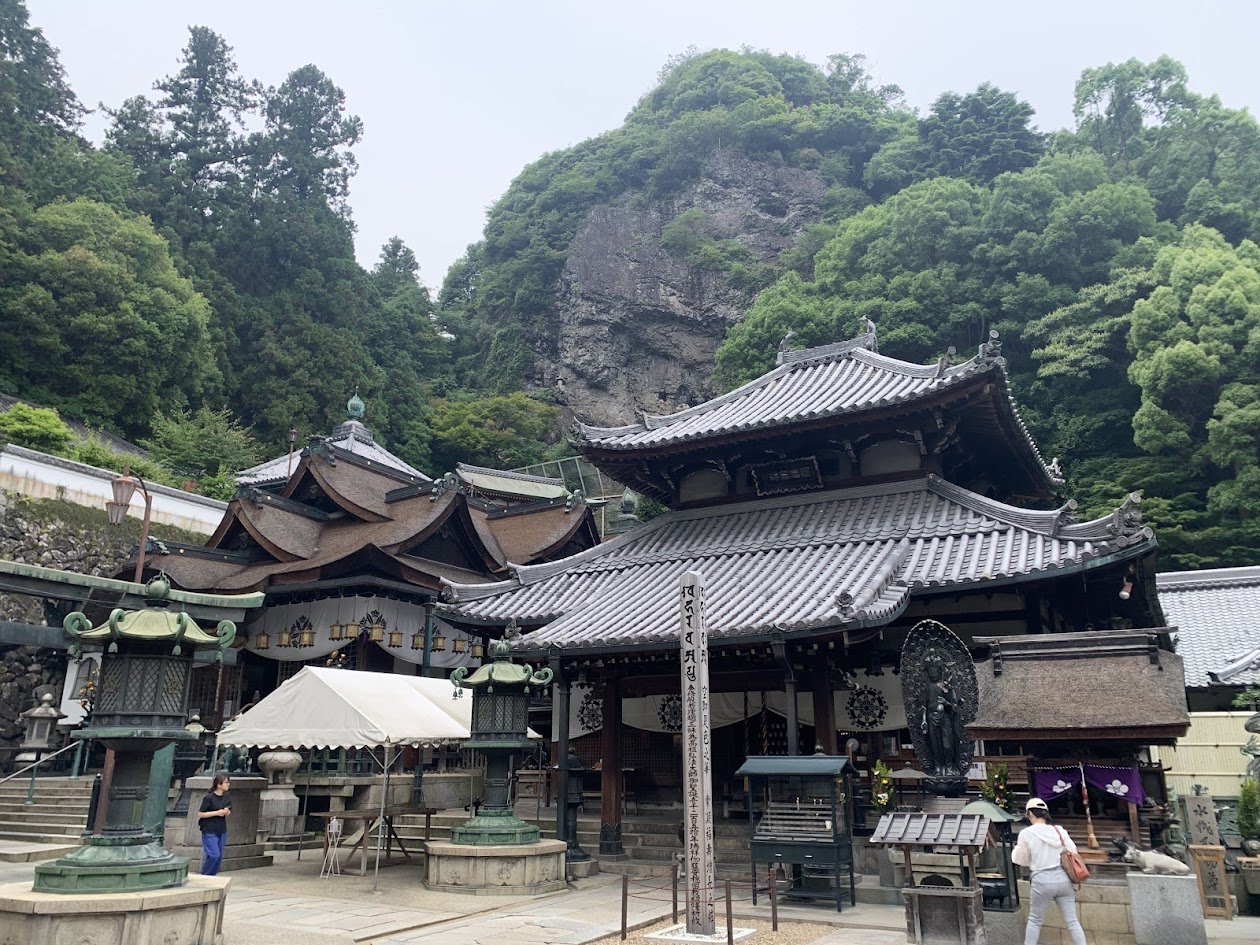 宝山寺の本殿と聖天堂と般若窟の写真