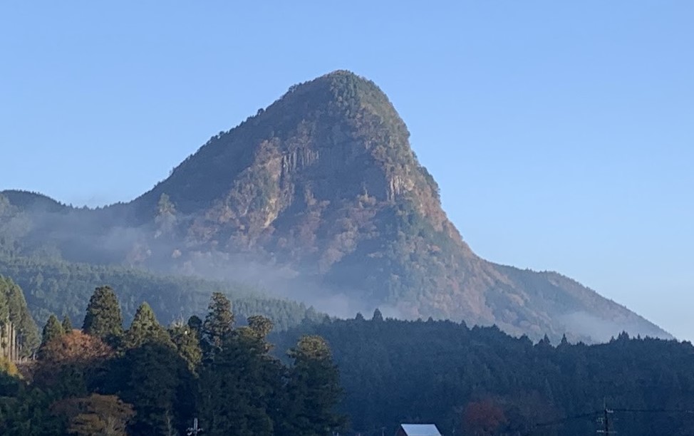 曽爾村の兜岩の朝霧と青空の写真 Photo of morning mist and blue sky at Kabuto Rock in Soni Village
