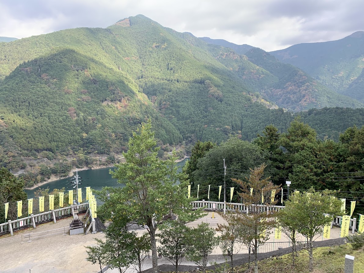 丹生川上神社上社のダムと山の写真