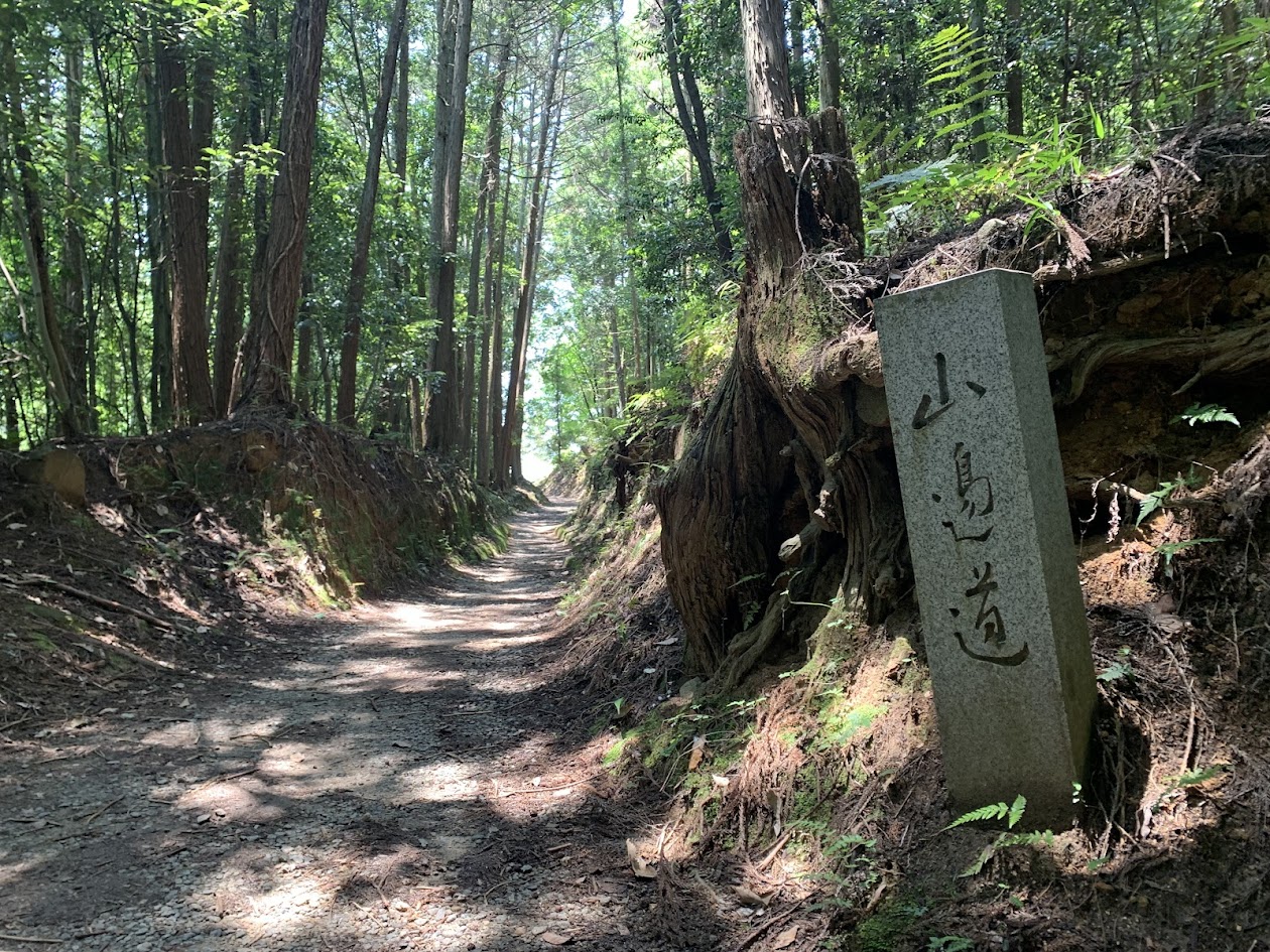 山の辺の道の檜原神社南の石碑の写真