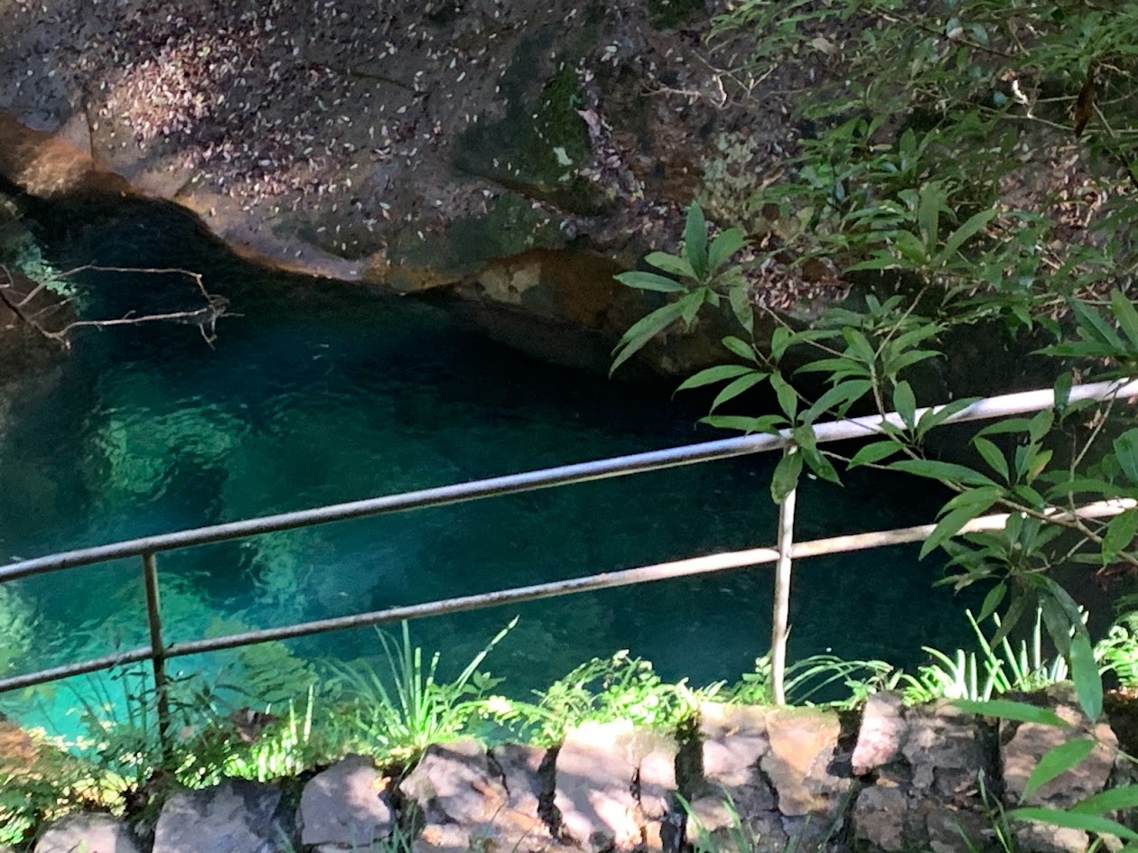 龍鎮神社の透き通った青色の渕の写真