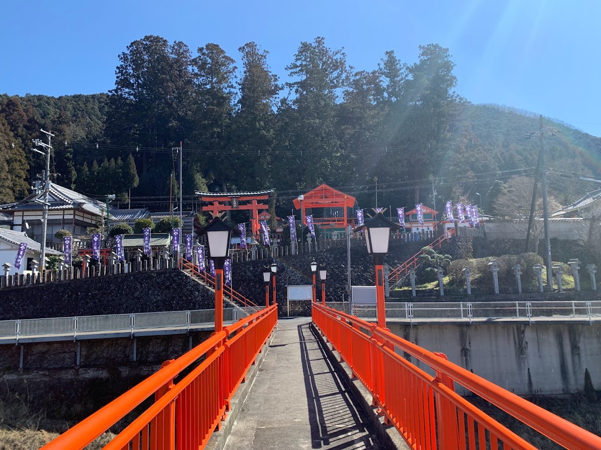 墨坂神社の赤に橋と神社の写真