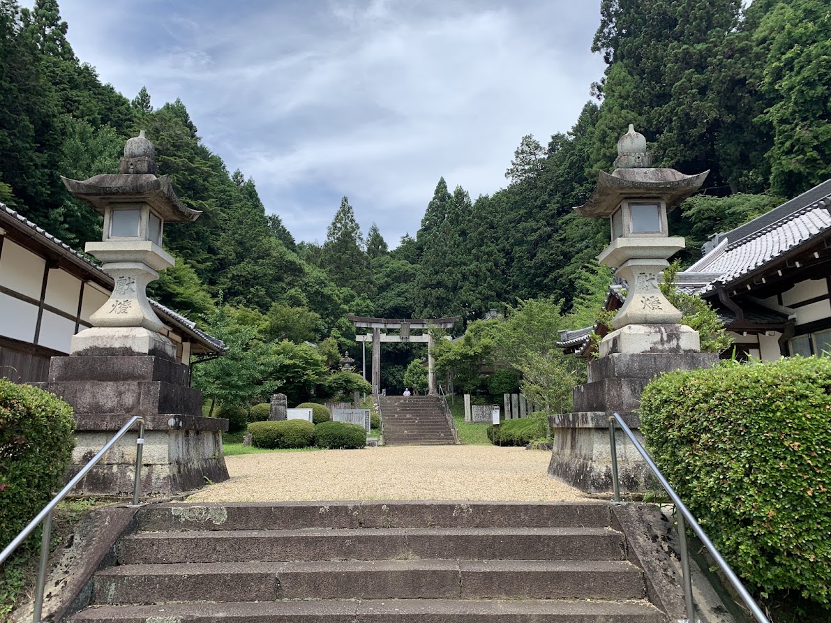 八咫烏神社の石段と鳥居と石灯篭の写真