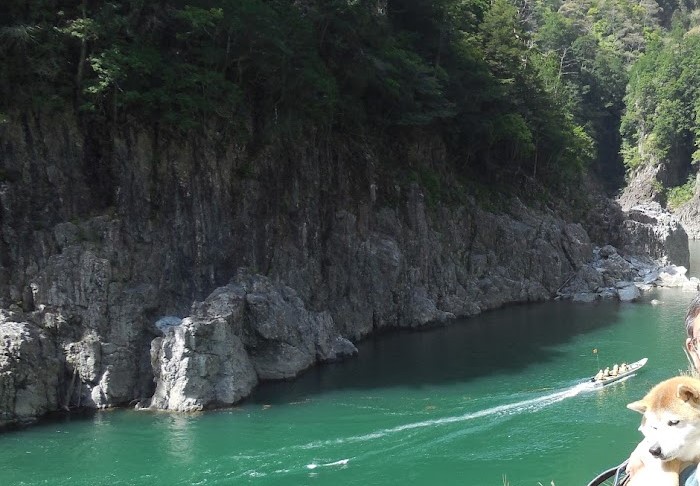 瀞峡の青い水と船の写真　Photo of blue water and a boat at Dorokyo Gorge