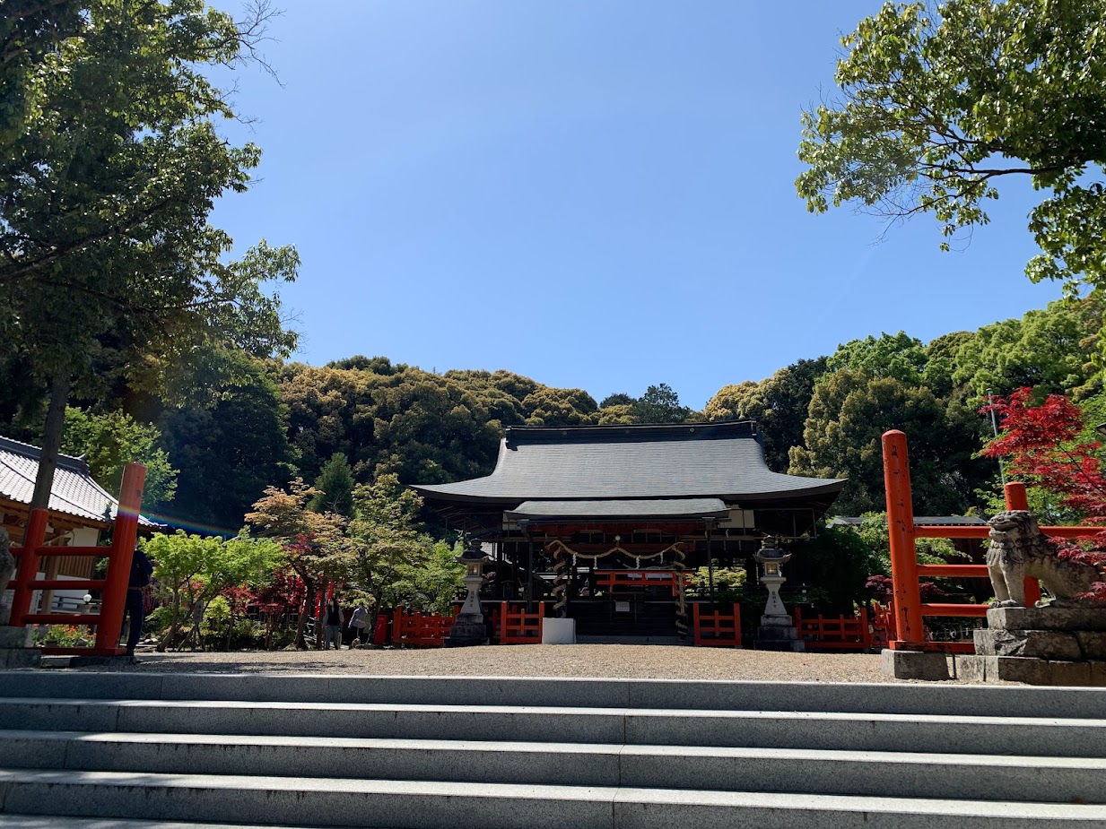 龍田大社本殿を階段下から望む写真