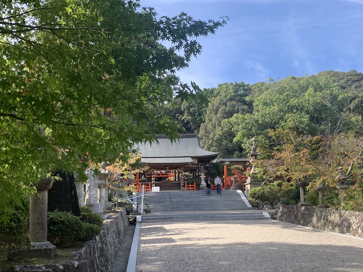 龍田大社の拝殿と階段と青空と木の写真 Tatsuta Taisha's worship hall, stairs, blue sky, and trees photo