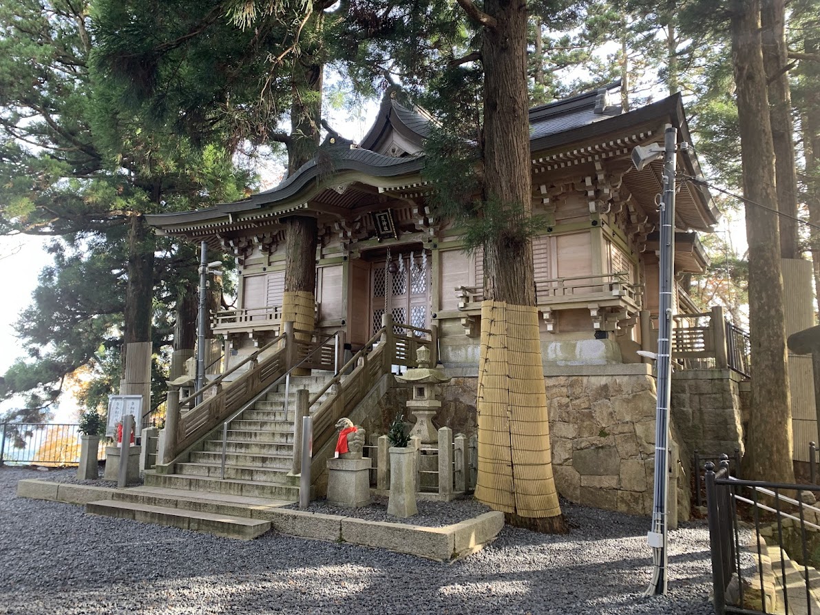 立里荒神の本殿と3本の杉の写真