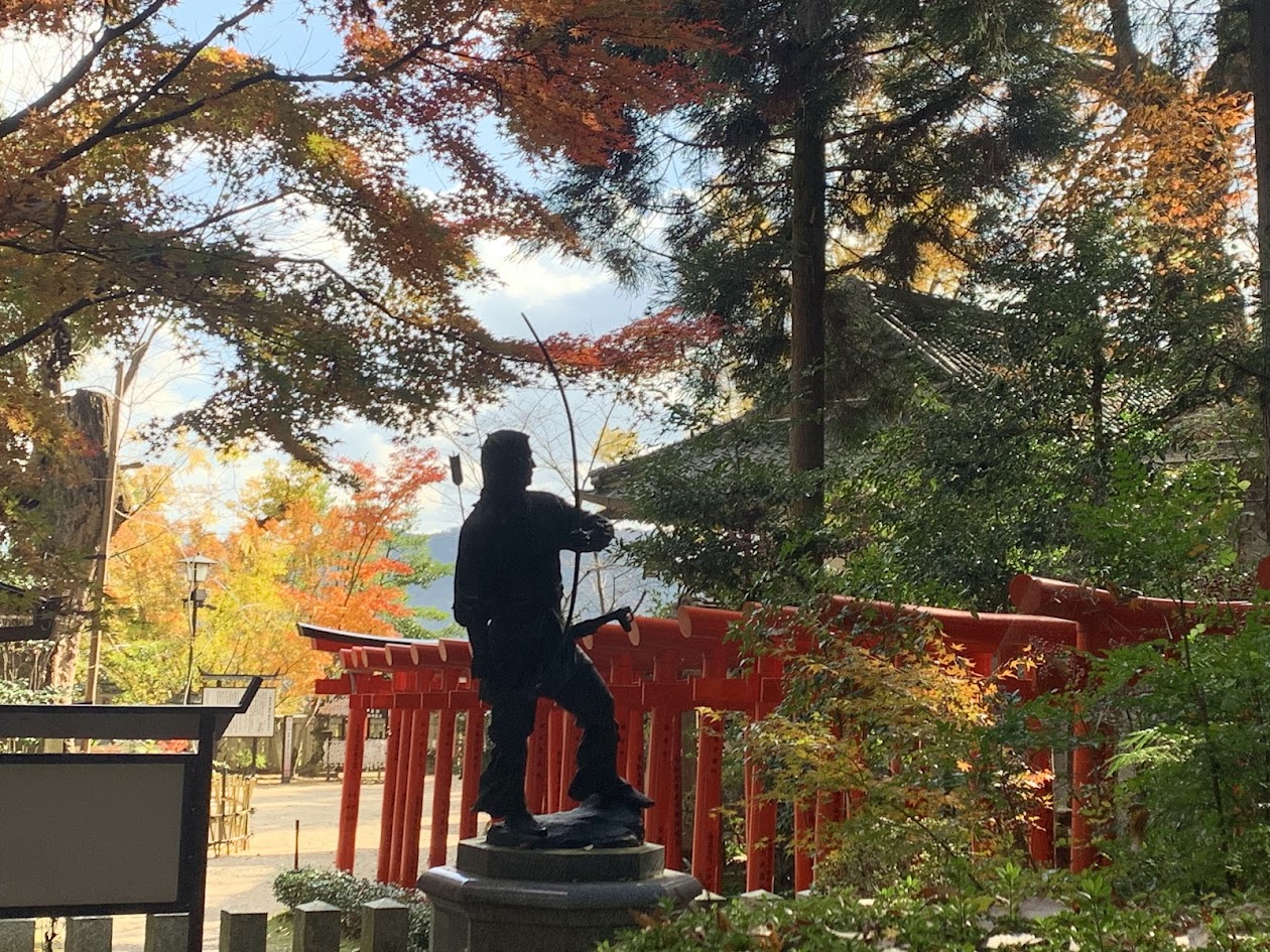 一言主神社の雄略天皇像と鳥居の写真 Photo of the statue of Emperor Yūryaku and the torii gate at Hitokotonushi Shrine