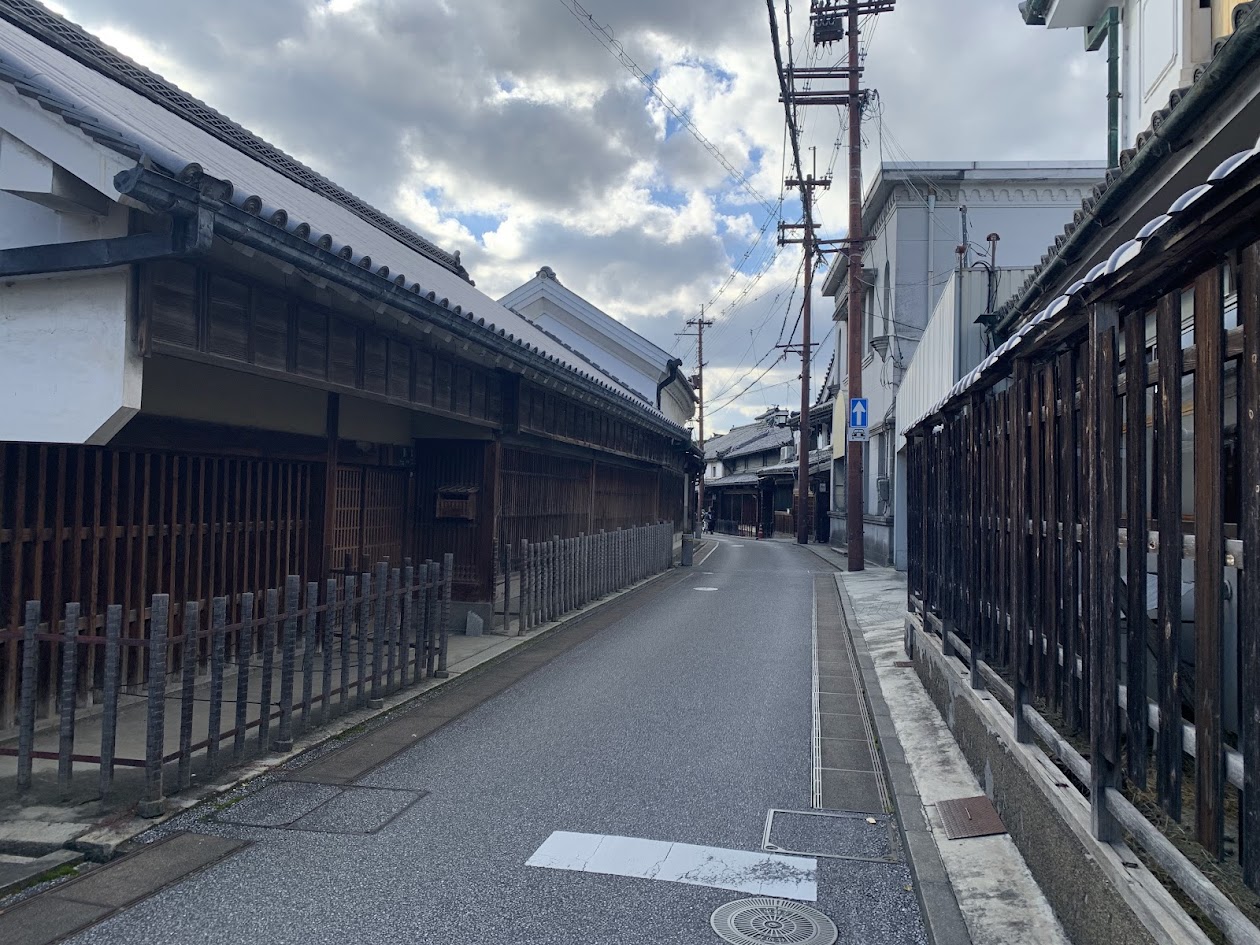 五條新町の街並みと日本家屋の写真 Photo of the streetscape and traditional Japanese houses in Gojo Shinmachi