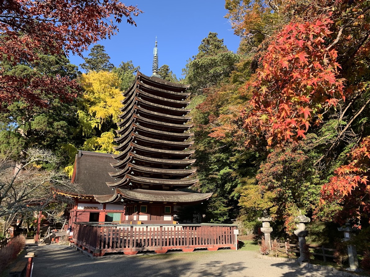 談山神社の十三重塔と紅葉の写真