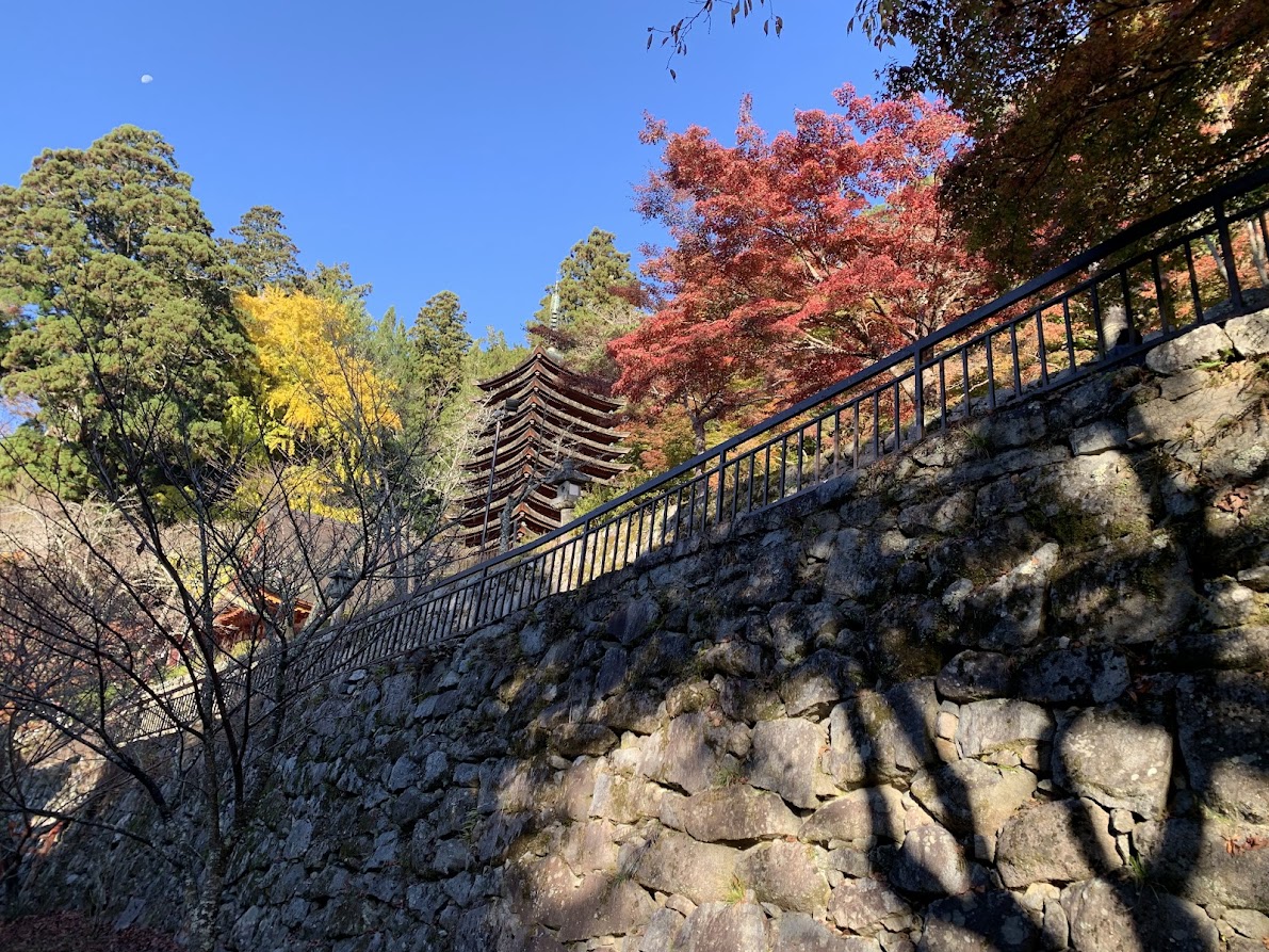 談山神社の十三重塔を下から望んだ写真