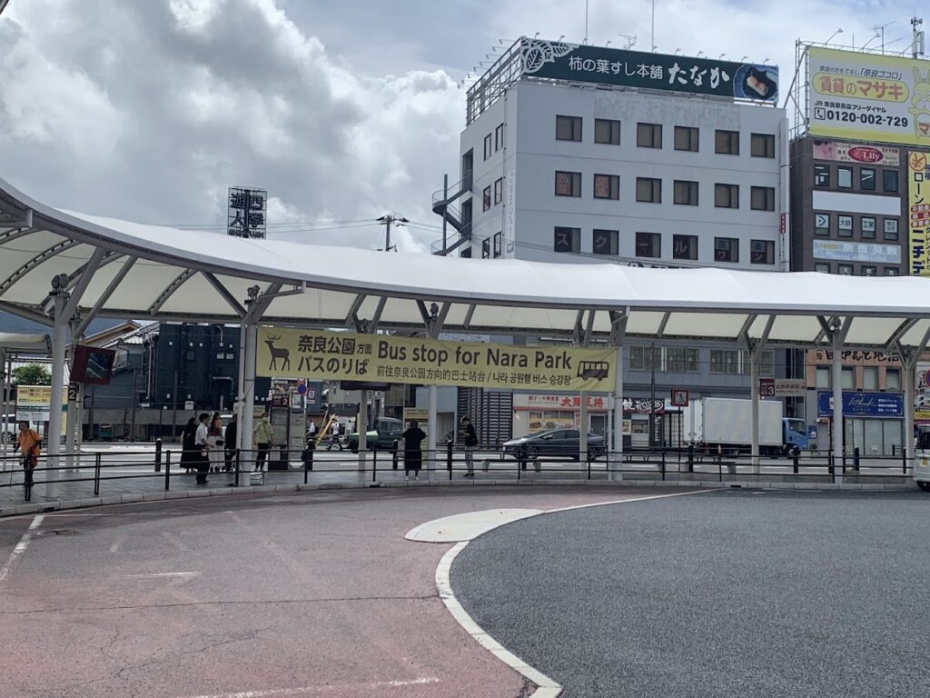 JR奈良駅前の2番バス乗り場の黄色の横断幕の写真 Photo of Yellow Banner at Bus Stop No. 2 in Front of JR Nara Station