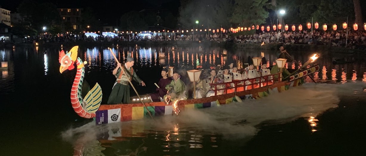 采女祭りの女官たちと船と提灯の写真Photo of court ladies, boat, and lanterns at the Uneme Festival