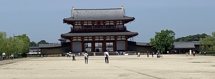 朱雀大路と朱雀門と人々の写真Photo of Suzaku Boulevard, Suzaku Gate, and people